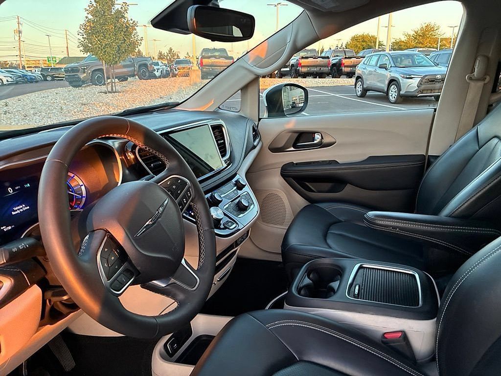 Used 2023 Chrysler Pacifica Touring-L FWD image 27