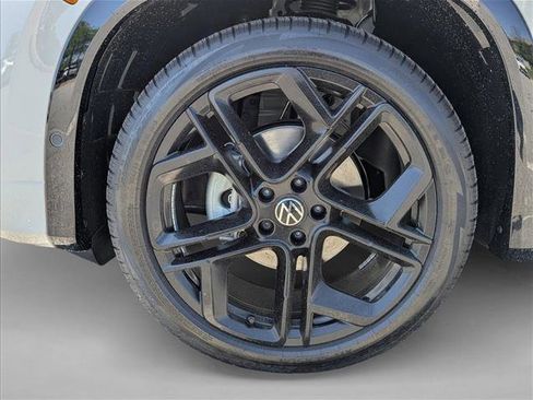 New 2026 Volkswagen Tiguan SE R-Line FWD image 9