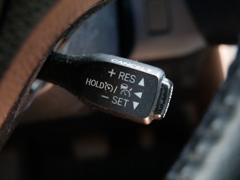 Used 2018 Toyota RAV4 XLE AWD/4WD image 30