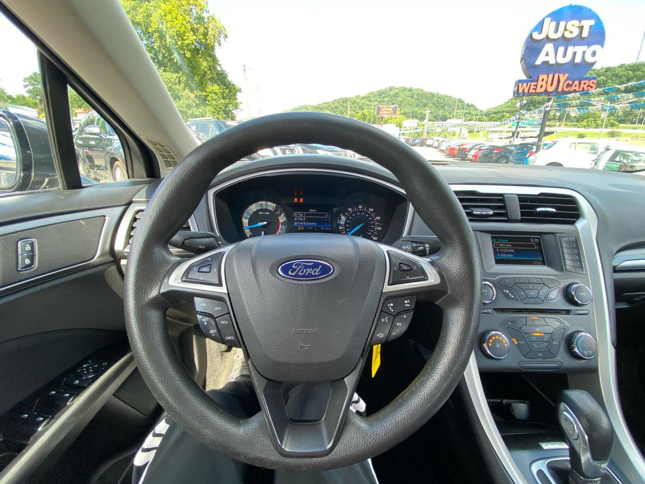 Used 2016 Ford Fusion SE FWD image 18