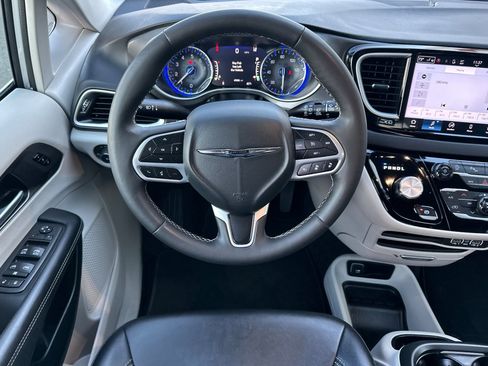 Used 2024 Chrysler Pacifica Touring-L image 14