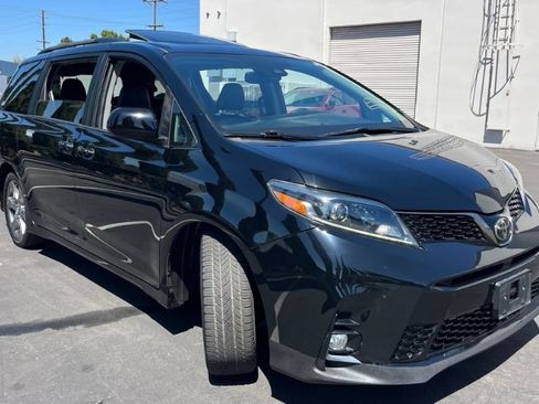 Used 2018 Toyota Sienna SE Premium w/ Carpet Mat Package FWD image 2
