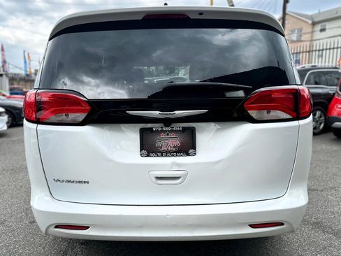 Used 2023 Chrysler Voyager LX FWD image 5