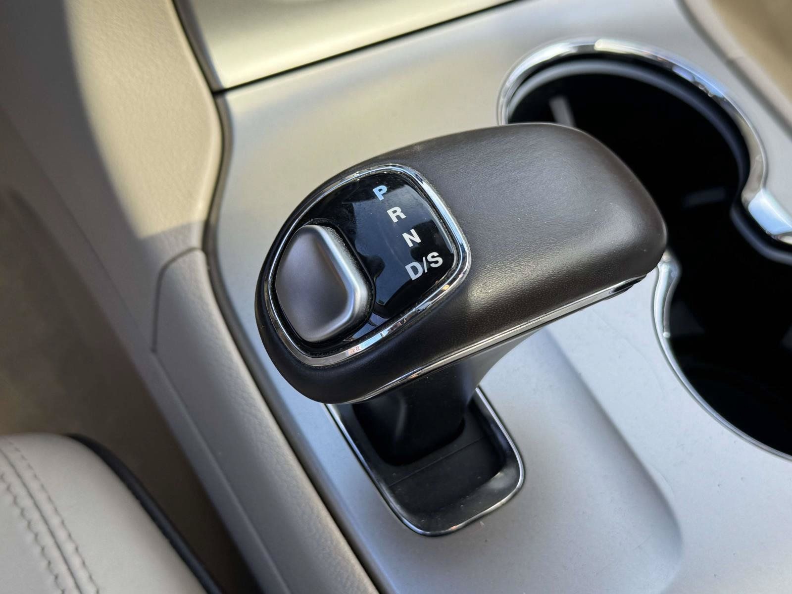 Used 2015 Jeep Grand Cherokee Overland AWD/4WD image 8