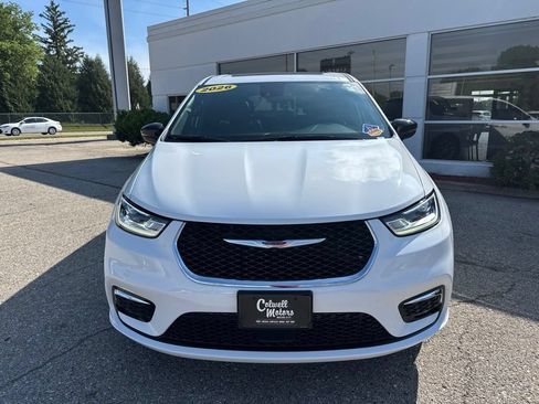 Used 2026 Chrysler Pacifica Limited FWD image 5