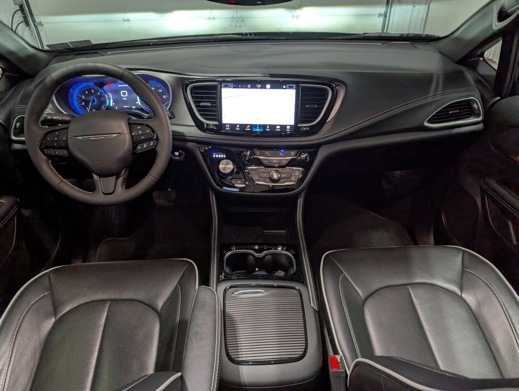 Used 2027 Chrysler Pacifica Limited FWD image 12