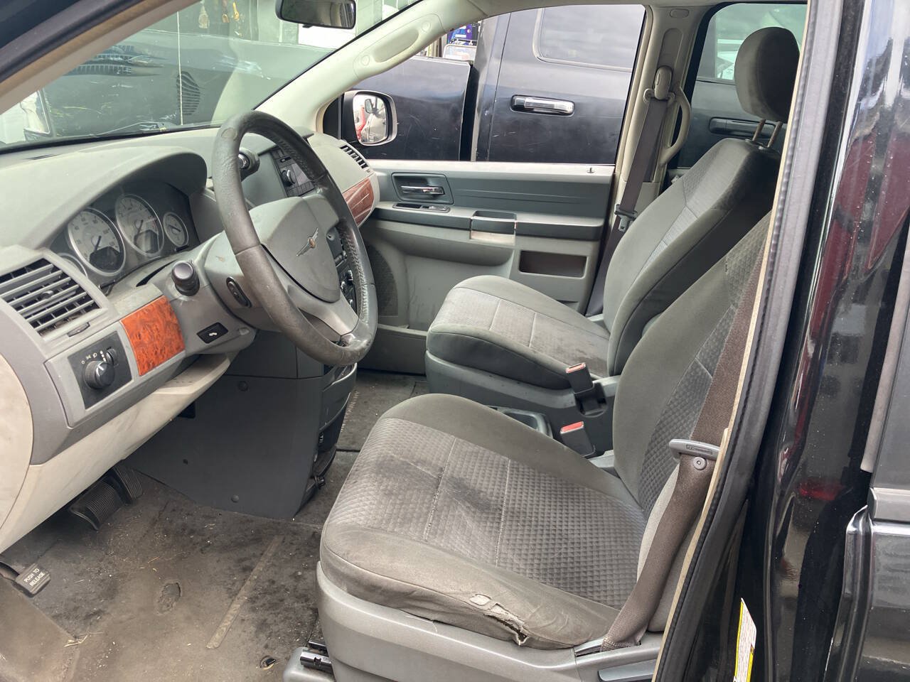 Used 2008 Chrysler Town & Country LX FWD image 4