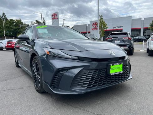 Used 2025 Toyota Camry SE FWD image 1