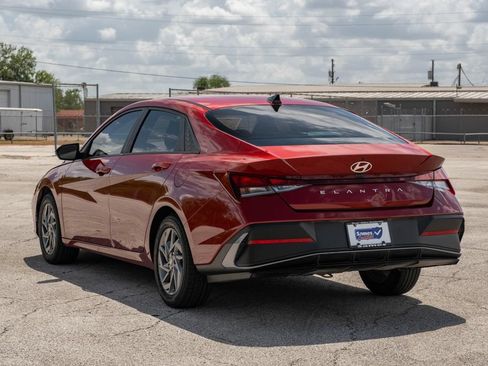 Used 2024 Hyundai Elantra SEL FWD image 6