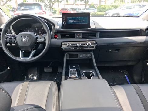 Used 2025 Honda Pilot Touring image 7