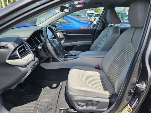 Used 2022 Toyota Camry SE image 3