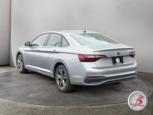 Used 2024 Volkswagen Jetta SE FWD image 5