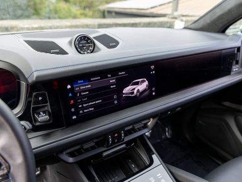 Certified 2025 Porsche Cayenne GTS image 36