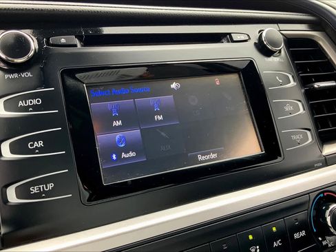 Used 2017 Toyota Highlander LE image 6