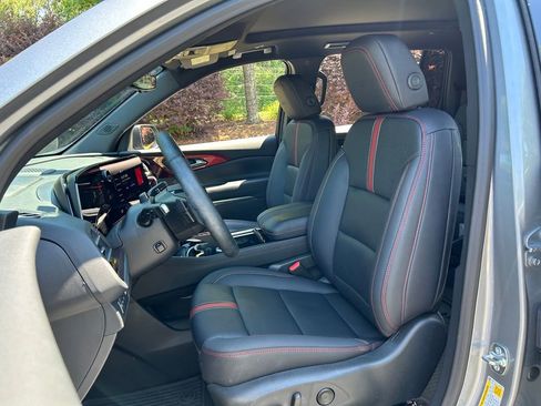 Certified 2026 Chevrolet Traverse RS FWD image 38