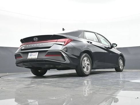 Used 2025 Hyundai Elantra SE FWD image 48