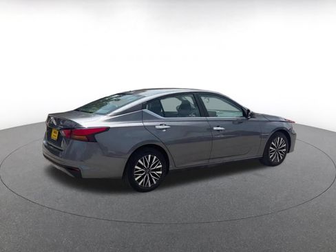 Used 2025 Nissan Altima 2.5 SV FWD image 14