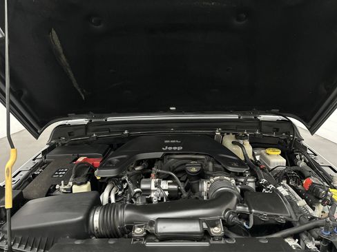 Used 2021 Jeep Wrangler Unlimited Sahara AWD/4WD image 40