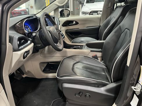 Used 2023 Chrysler Pacifica Limited FWD image 10