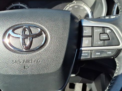 Used 2023 Toyota Highlander XLE image 24