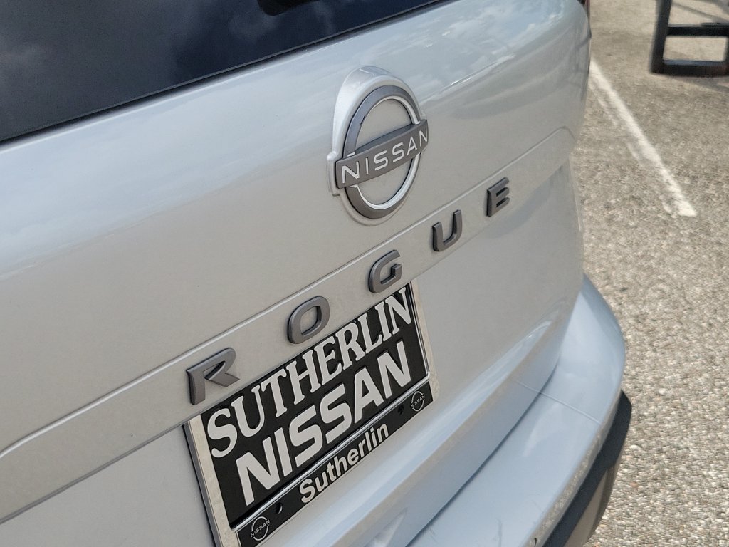 Certified 2025 Nissan Rogue SV FWD image 6