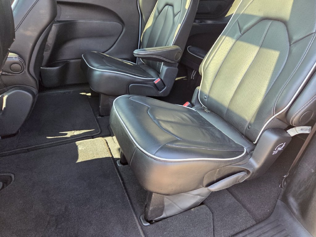 Used 2025 Chrysler Pacifica Limited FWD image 24