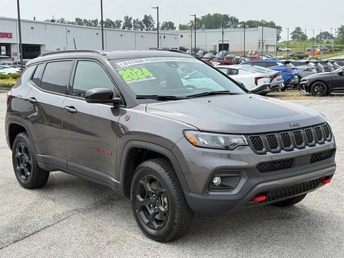 Used 2024 Jeep Compass Trailhawk w/ Trailhawk Convenience Group AWD/4WD image 11