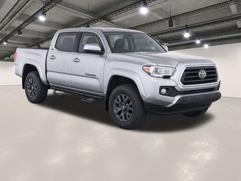 Used 2020 Toyota Tacoma SR5 RWD image 2