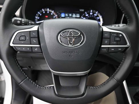 Used 2025 Toyota Highlander LE FWD image 6
