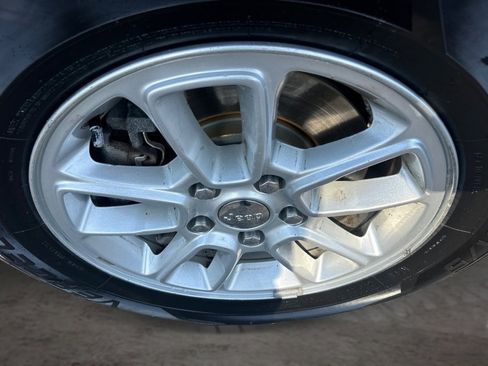 Used 2018 Jeep Grand Cherokee Laredo AWD/4WD image 17