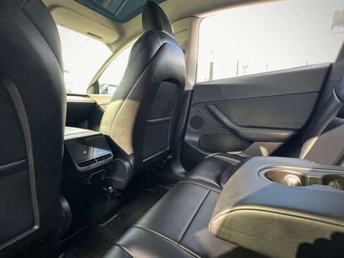 Used 2021 Tesla Model Y Long Range image 18