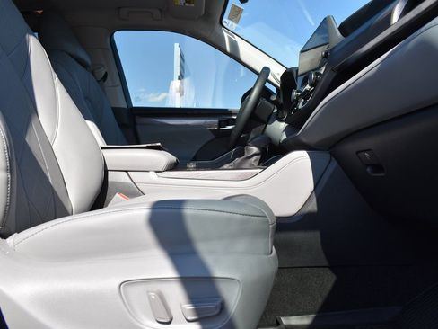 Used 2024 Toyota Highlander Platinum image 12