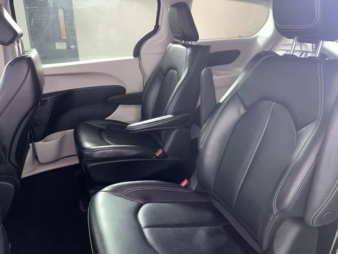 Used 2023 Chrysler Pacifica Touring-L image 26