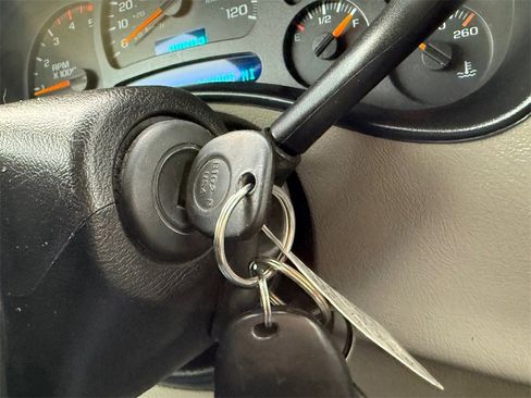 Used 2003 Chevrolet Silverado 2500 LT image 25