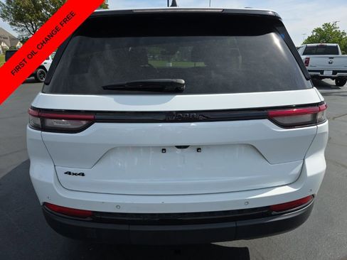 Used 2025 Jeep Grand Cherokee Altitude AWD/4WD image 6