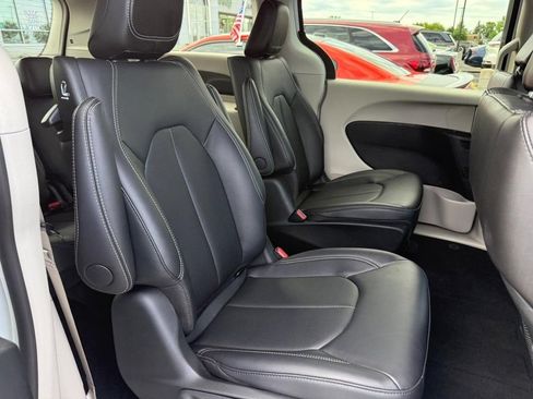 Used 2024 Chrysler Pacifica Limited FWD image 7
