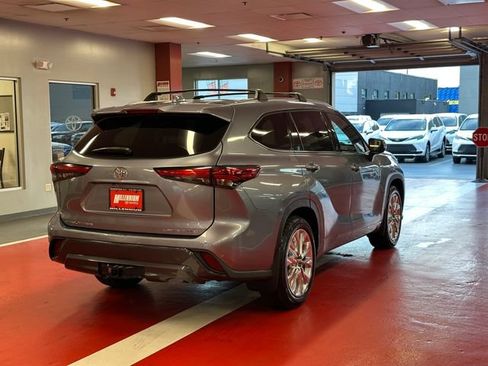 Used 2022 Toyota Highlander Limited AWD/4WD image 4