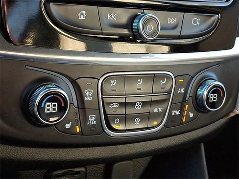 Used 2023 Chevrolet Traverse LT image 15