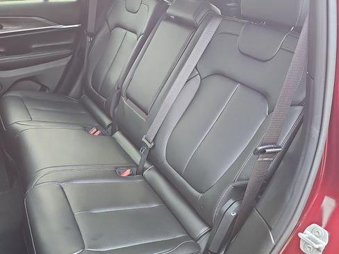 Used 2024 Jeep Grand Cherokee Limited AWD/4WD image 16