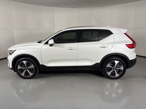 Used 2025 Volvo XC40 B5 Plus image 5