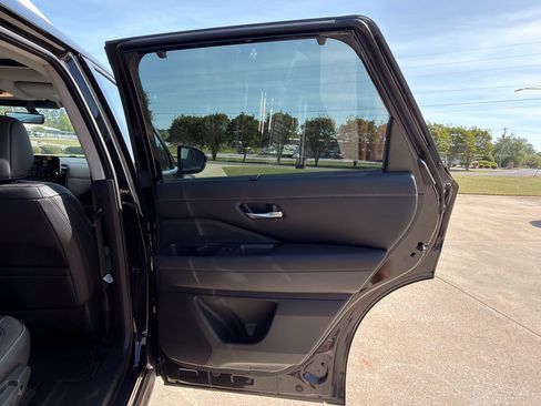 Used 2025 Nissan Pathfinder SL w/ SL Premium Package image 17