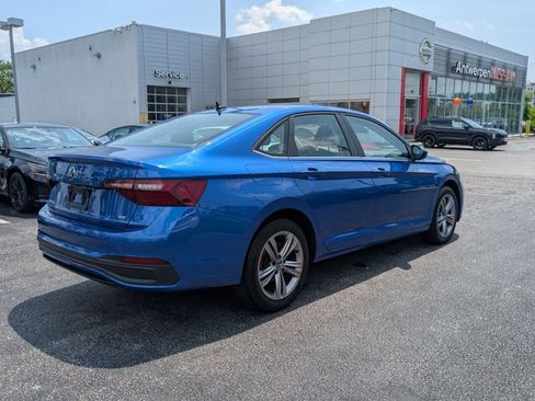 Used 2024 Volkswagen Jetta SE FWD image 3