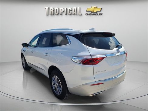 Used 2024 Buick Enclave Essence image 3
