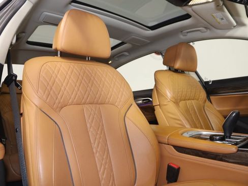 Used 2022 BMW 750i xDrive w/ Luxury Rear Seating Package image 14