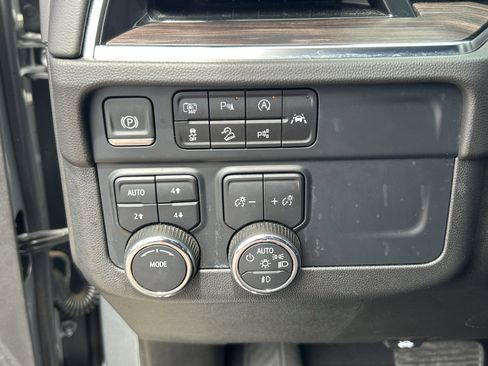 Certified 2025 Chevrolet Suburban Z71 AWD/4WD image 31