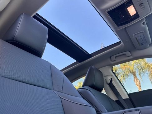 Used 2025 Lexus ES 350 w/ Premium Package FWD image 17