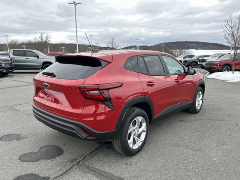 New 2026 Chevrolet Trax LS w/ LS Convenience Package FWD image 7
