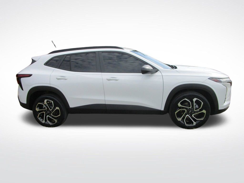Used 2025 Chevrolet Trax RS w/ Sunroof Package FWD image 8