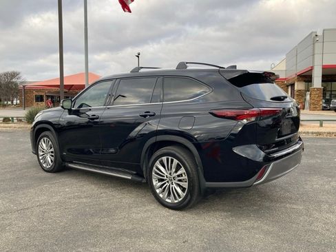 Used 2025 Toyota Highlander Platinum image 7