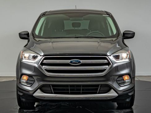 Used 2017 Ford Escape SE FWD image 2